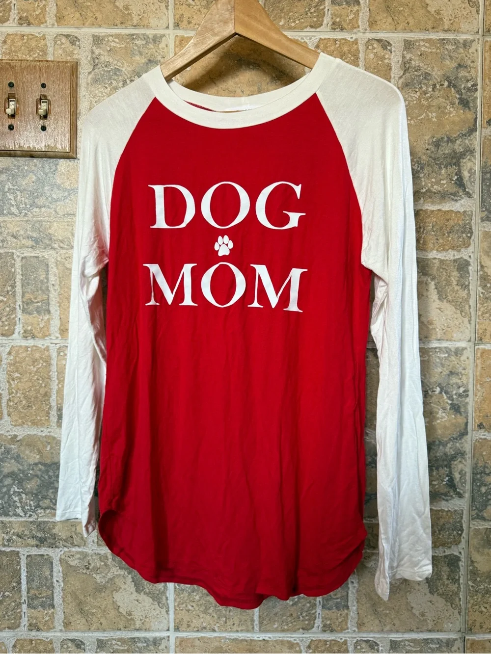 Alice & Me Red/Cream DOG MOM Raglan Baseball Long sleeve Shirt NWT Large